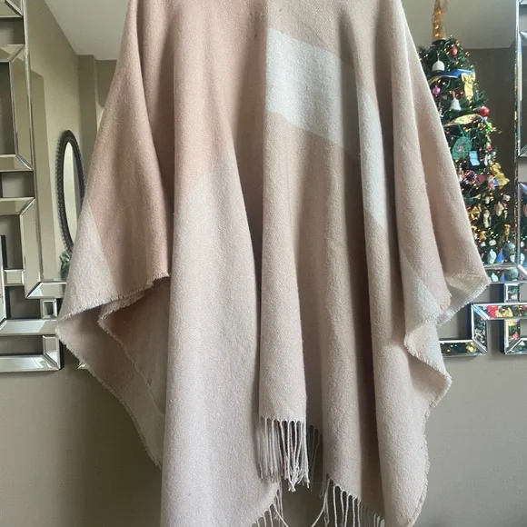 SOUA&KYI, Absolutely Gorgeous Poncho Cape! The Material is Beautiful 🌻🌻🌻🌻🌻 - Picture 9 of 11